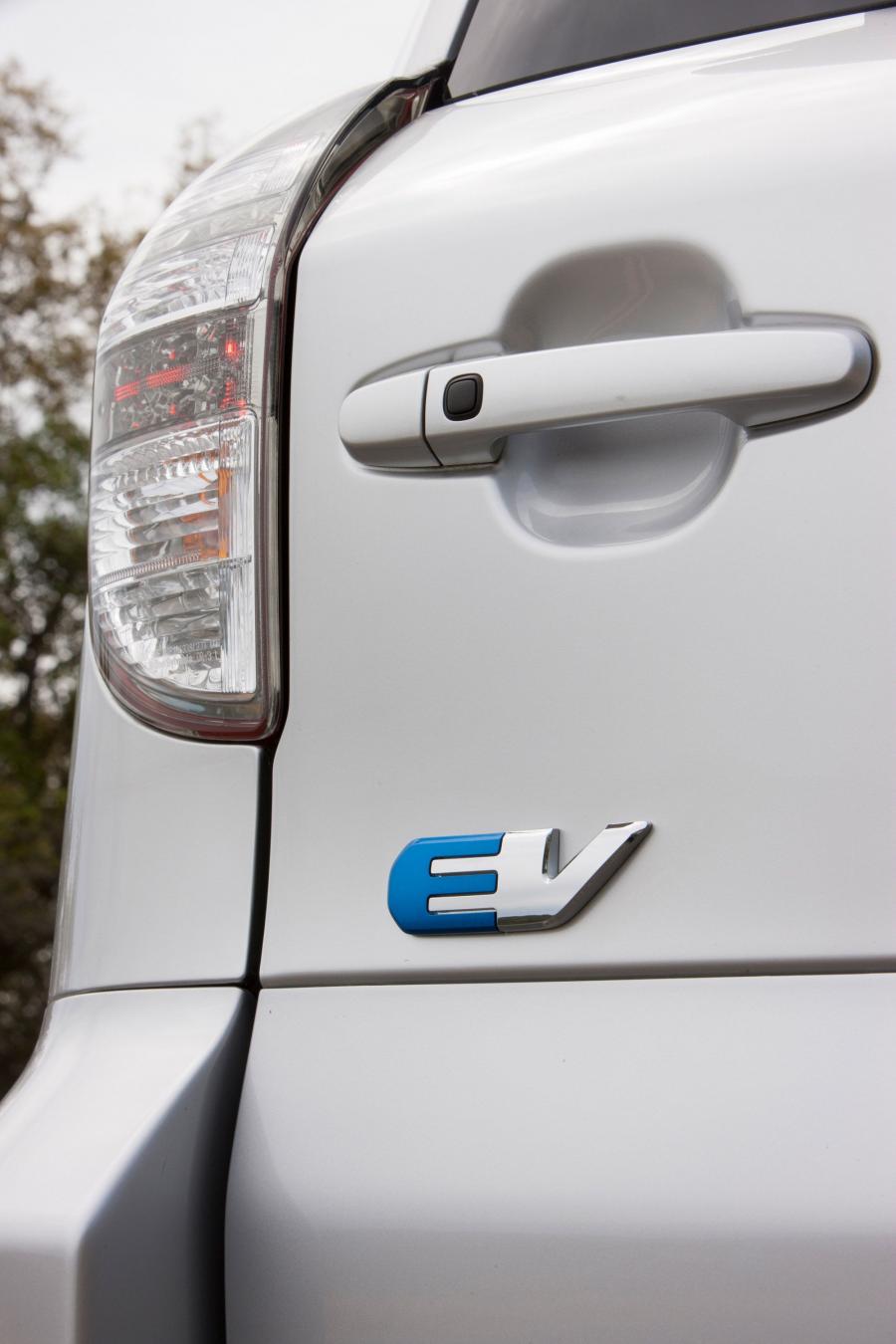  Toyota RAV4 EV 2012 года  (фото 39 из 107)